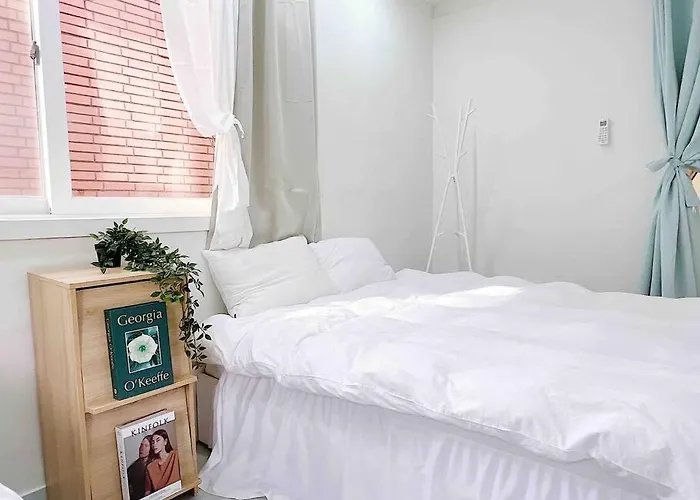Near Hongik University Station Suite Room